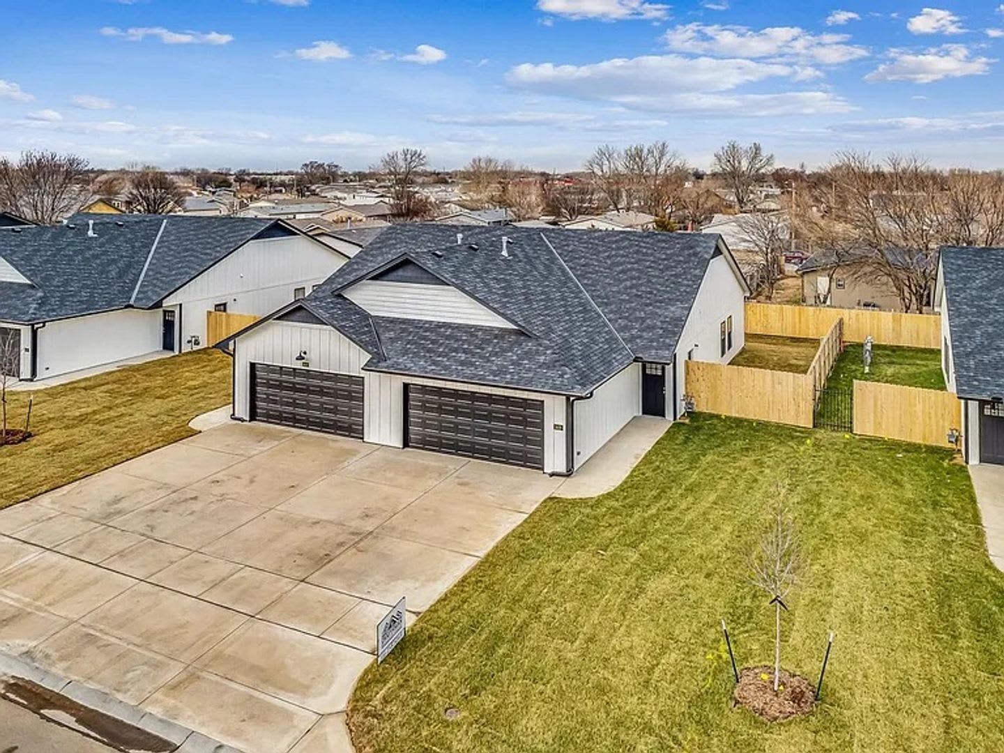Beautiful 3 Bedroom 2 Bathroom Townhome – photo 2