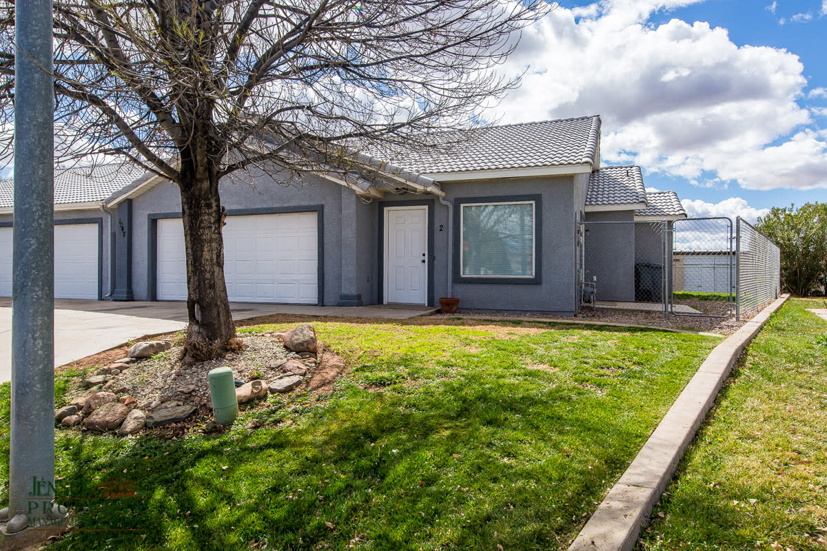 Great Three Bedroom Duplex w/ 2 Car Garage! – photo 3