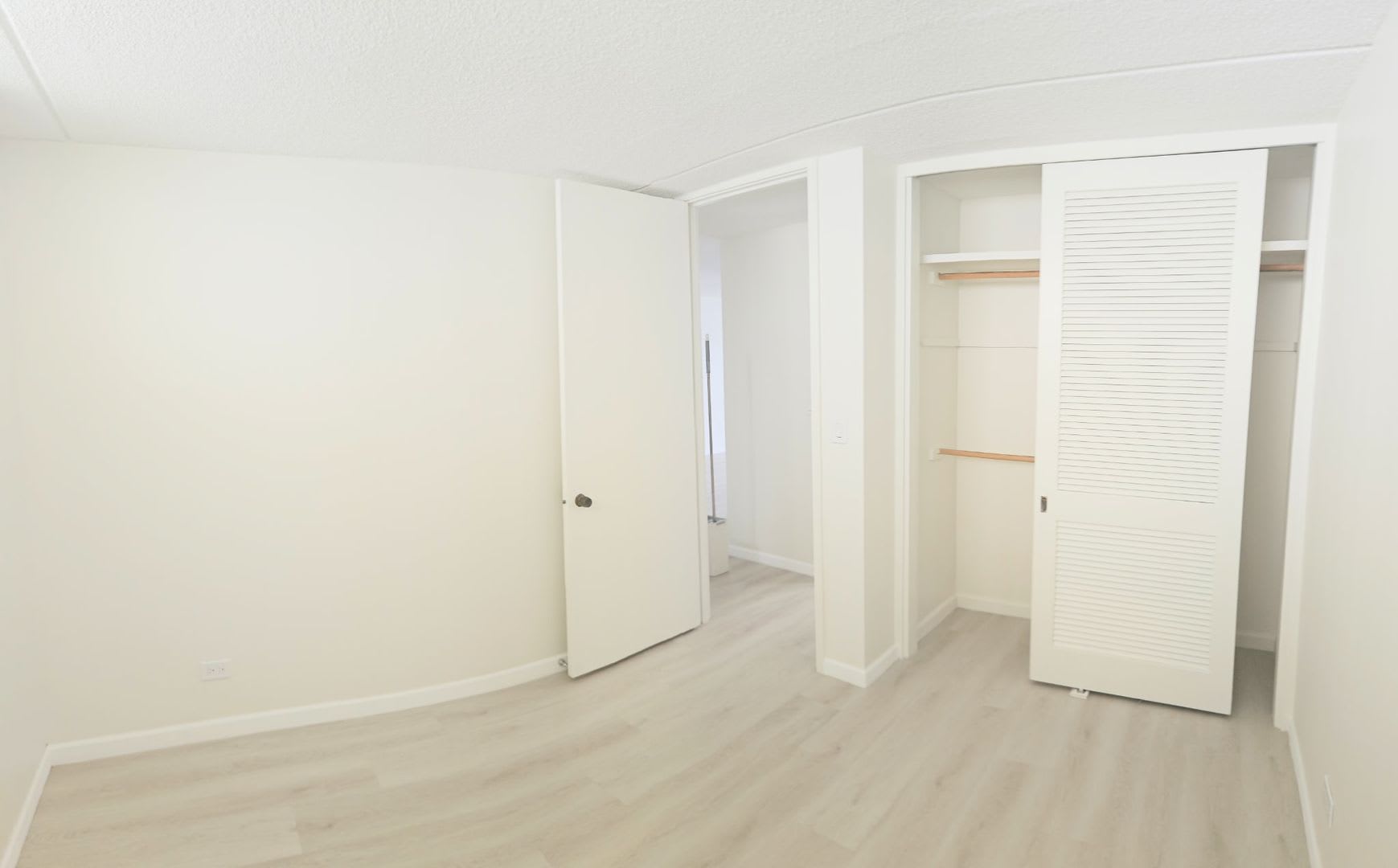 Stunning Newly Renovated 2BR/2BA Condo in Waikiki with Ocean & Mountain Views – photo 5