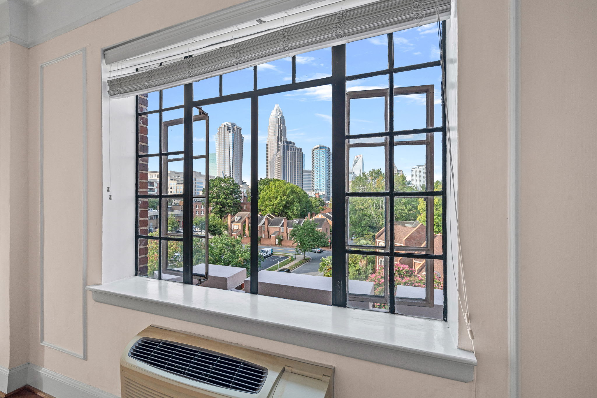 301 W 10Th St – photo 1