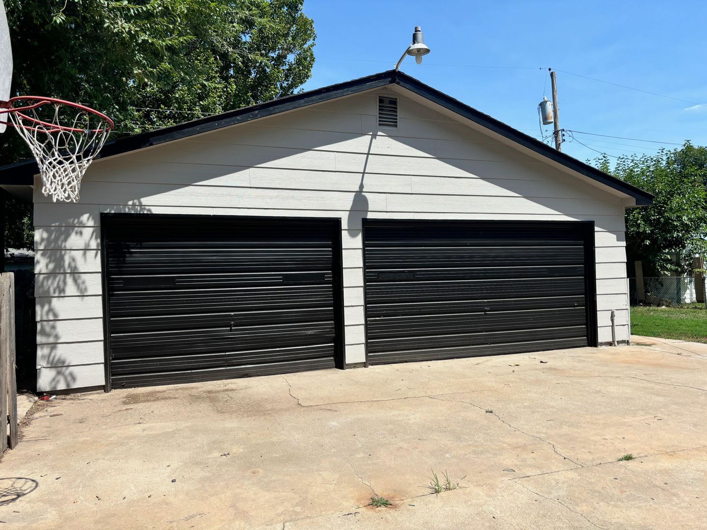 Beautiful 3 Bedroom 1 Bath home with a 4+ Car Garage! – photo 2