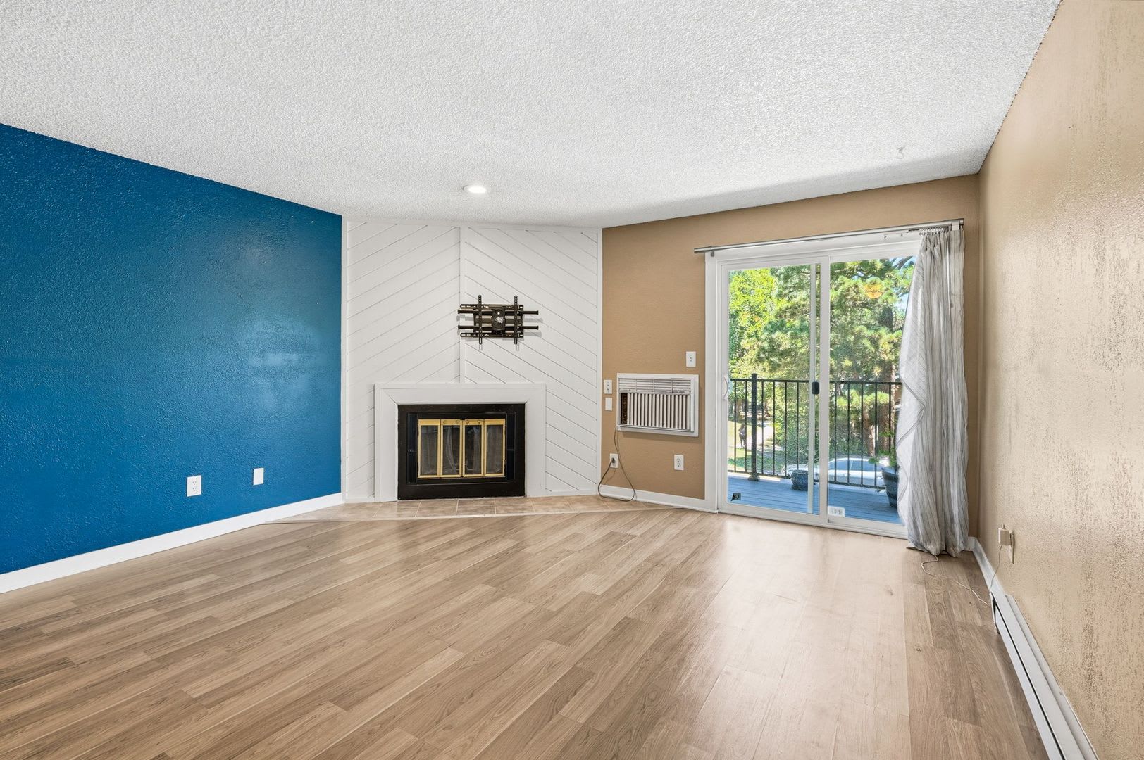 Move in Ready 2bed 2bath in Cherry Creek Schools – photo 5