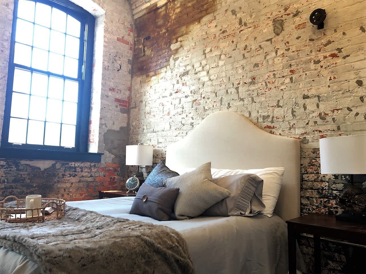 Classic 2 Br Rowhouse With Exposed Brick In Hunting Park – photo 3