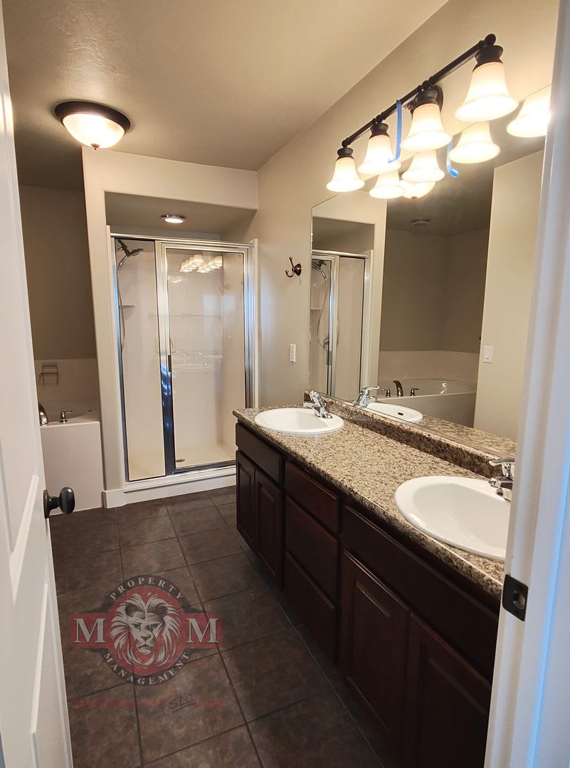 Spacious 2-Bedroom Condo With 2 Primary Suites & 2-Car Garage – photo 5
