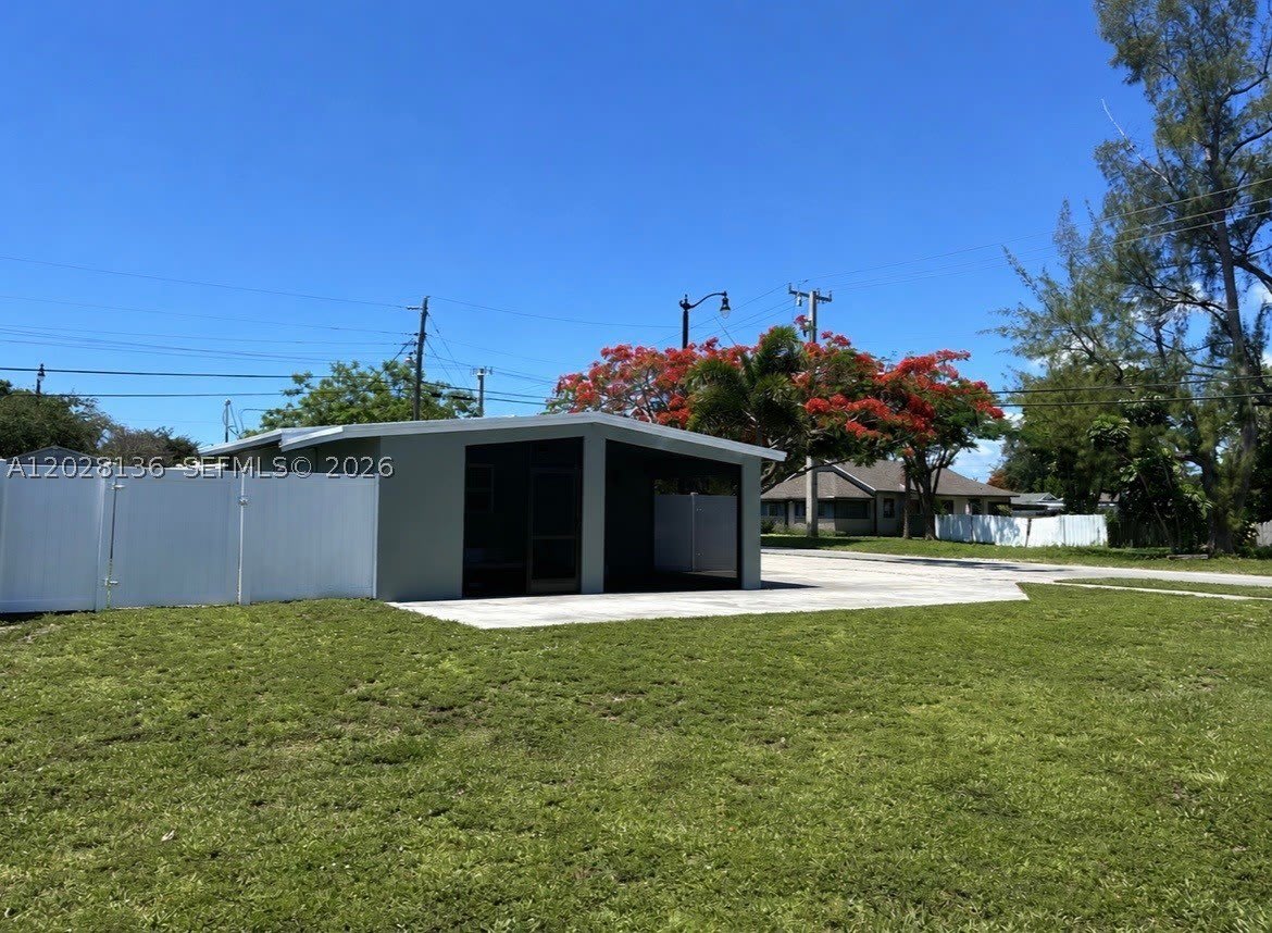 810 NE 3rd Ave – photo 2