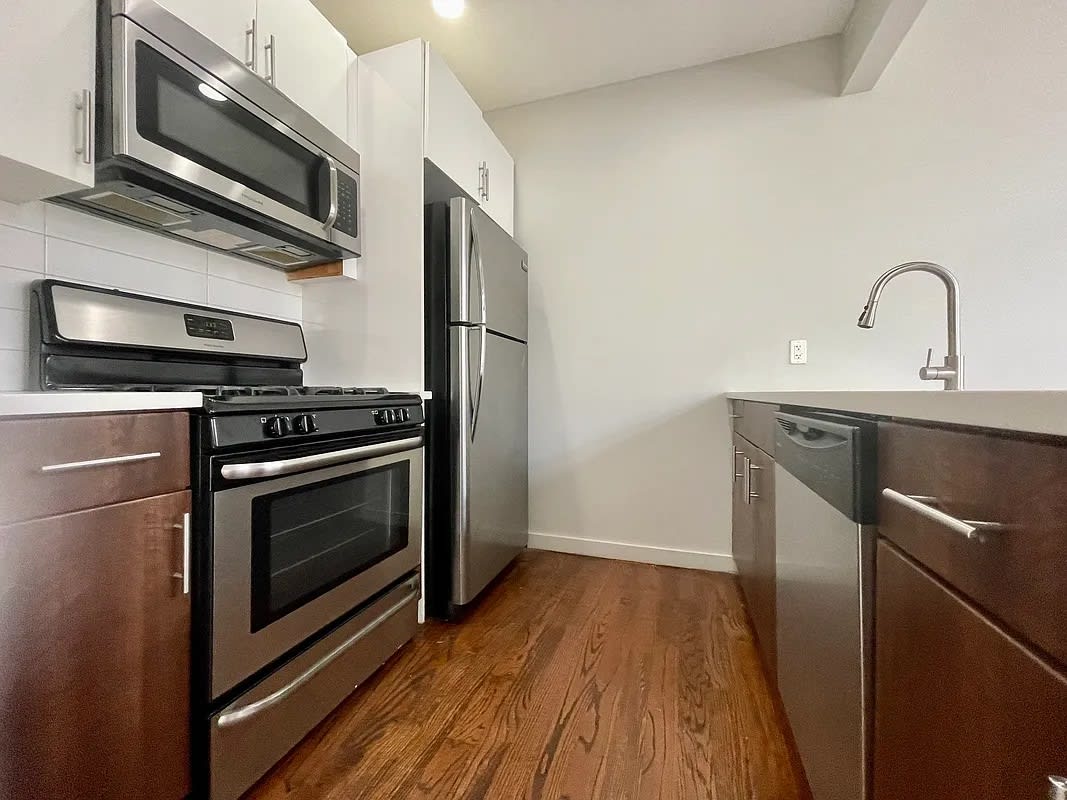 715 Clinton St – photo 5