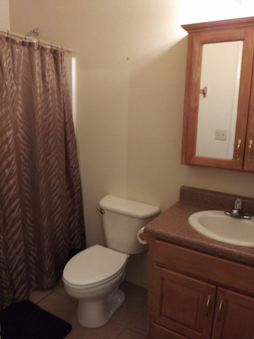 Modern Town Home With Ac 3 2 Covered Off Street Parking Easy Care Yard Ample Kitchen Laminate And Tile Floors – photo 4