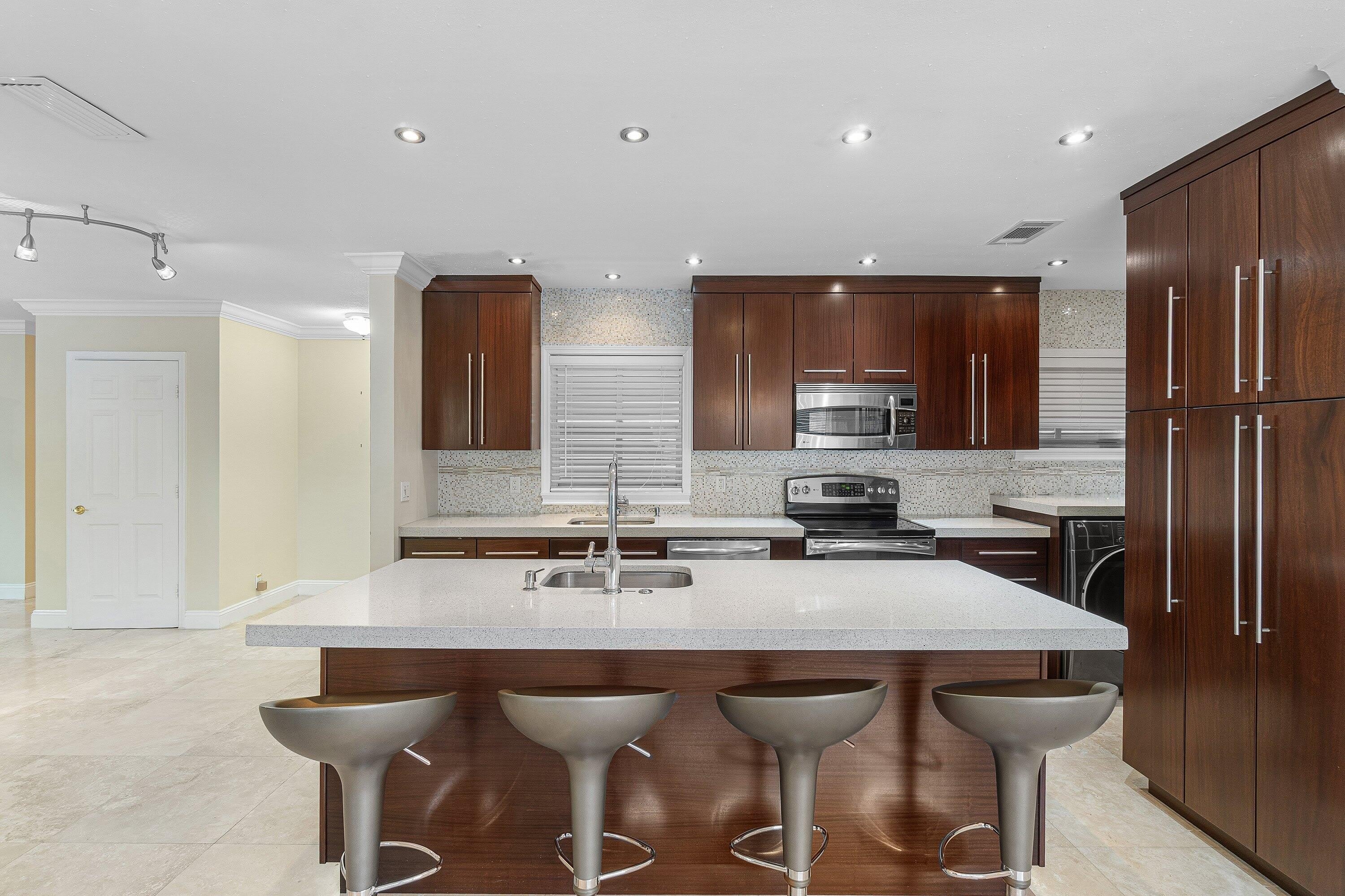 317 NE 2ND Street – photo 3
