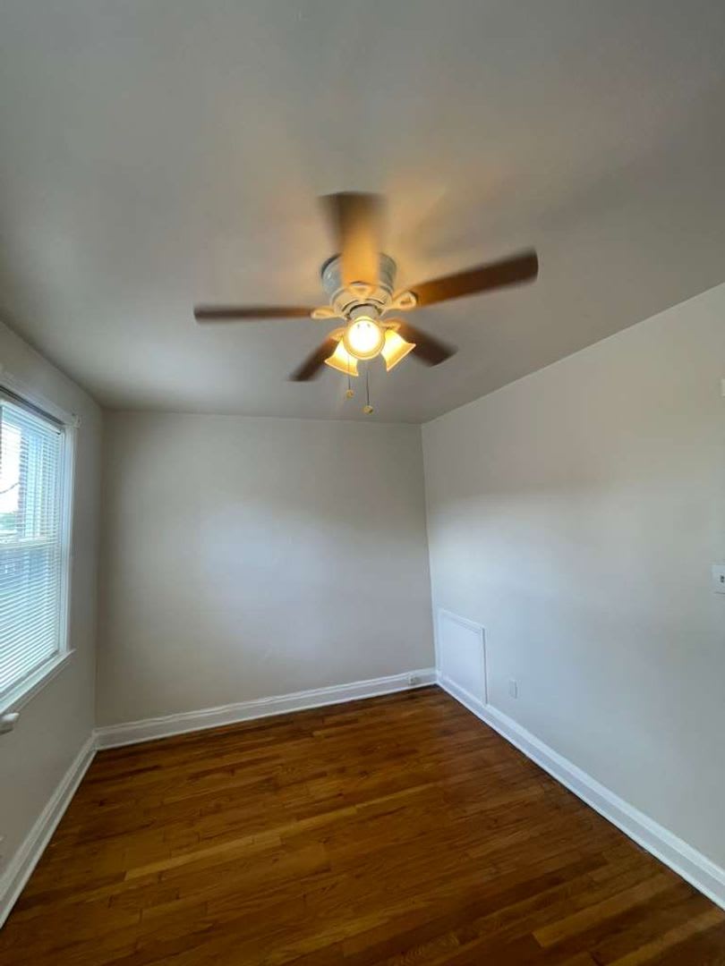 Recently Renovated Three Bed One And A Half Bath Ready For A New Tenant! – photo 5