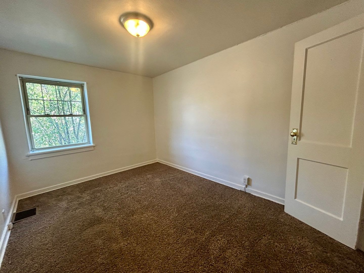 SPACIOUS 3 BEDROOM TOWNHOME – photo 2