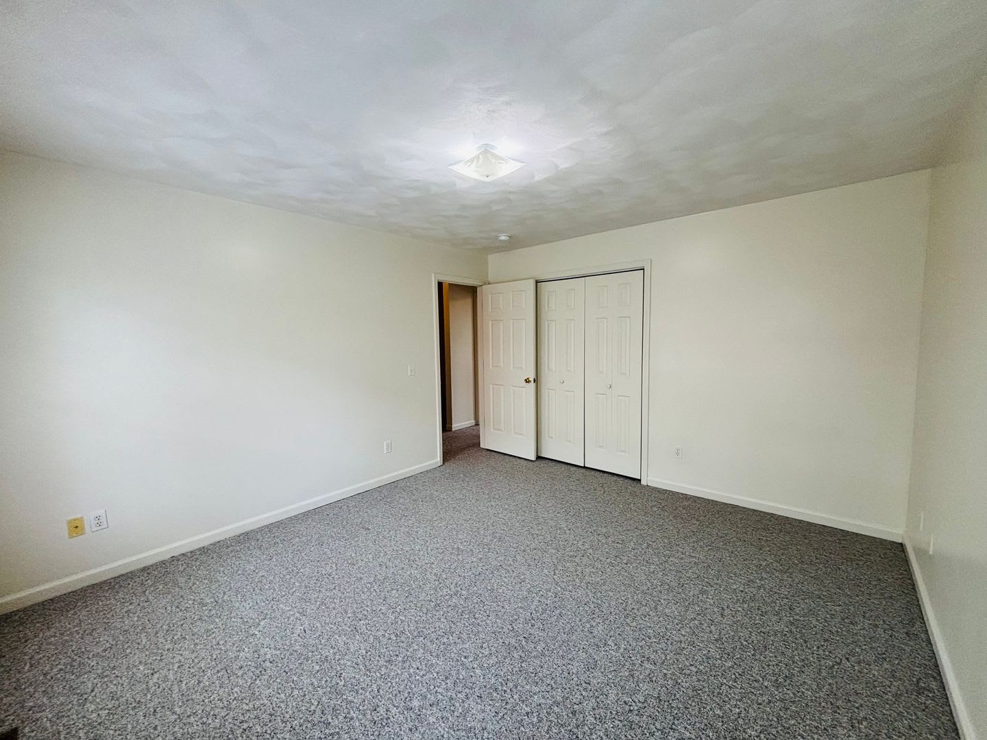 2 Bedroom, 1.5 Bath Townhouse – photo 2