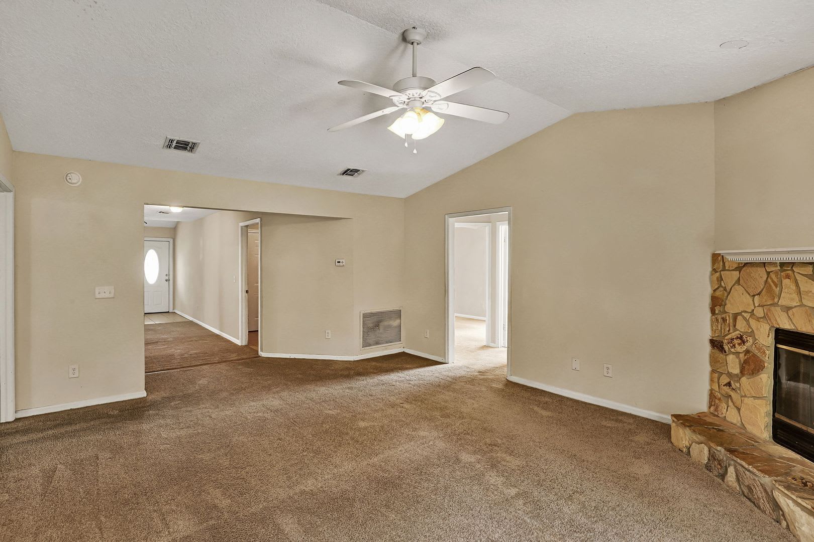 3 Bedroom 2 Bathroom Home On The Northside – photo 4