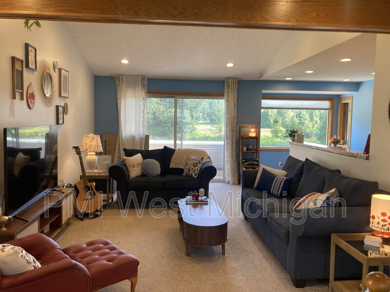 1054 Fairfield Drive – photo 3