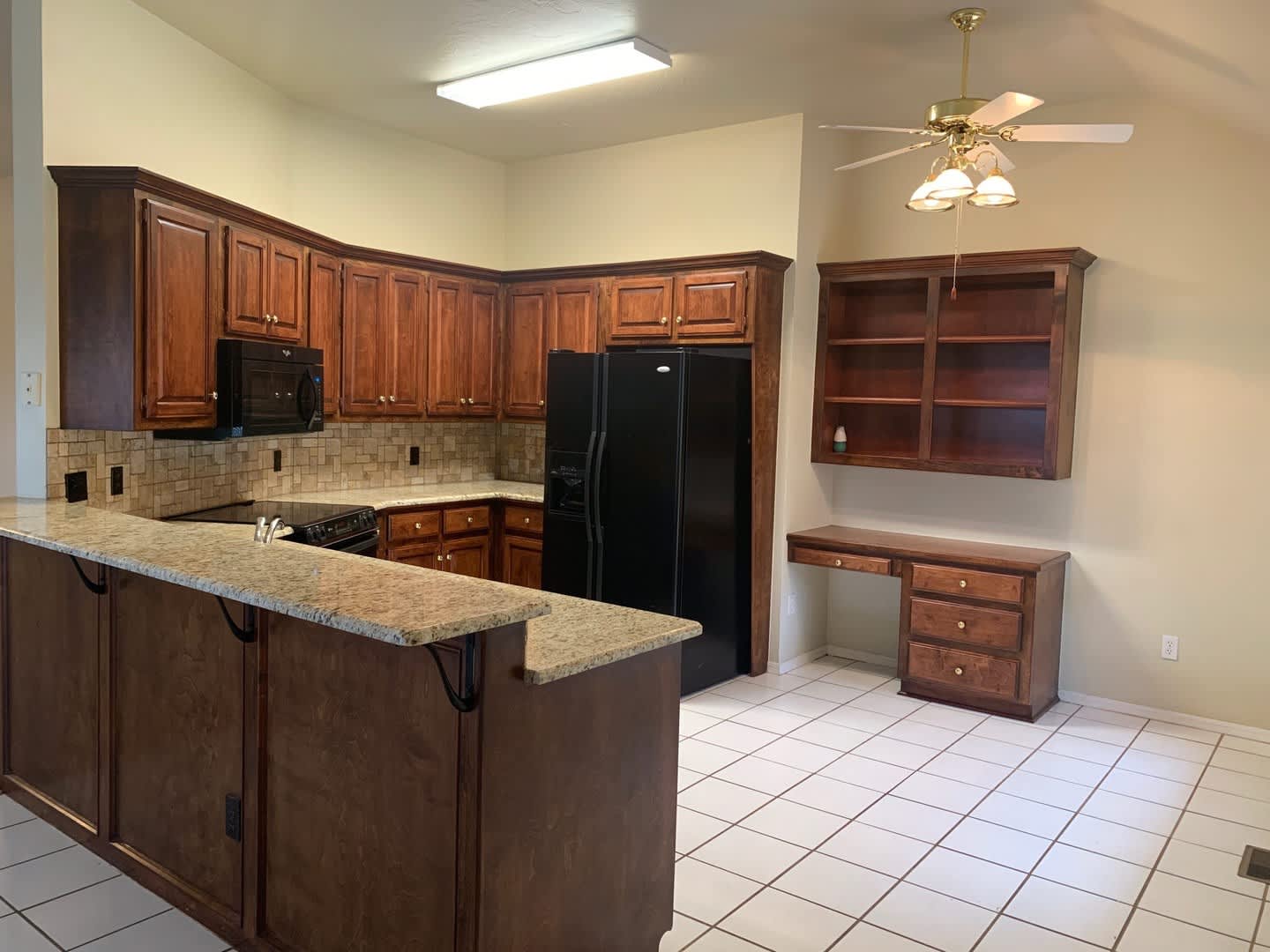 Beautiful Granite And Tile Backsplash To Update The Large Kitchen 3 Bedrooms An Office Large Master Corner Lot – photo 3