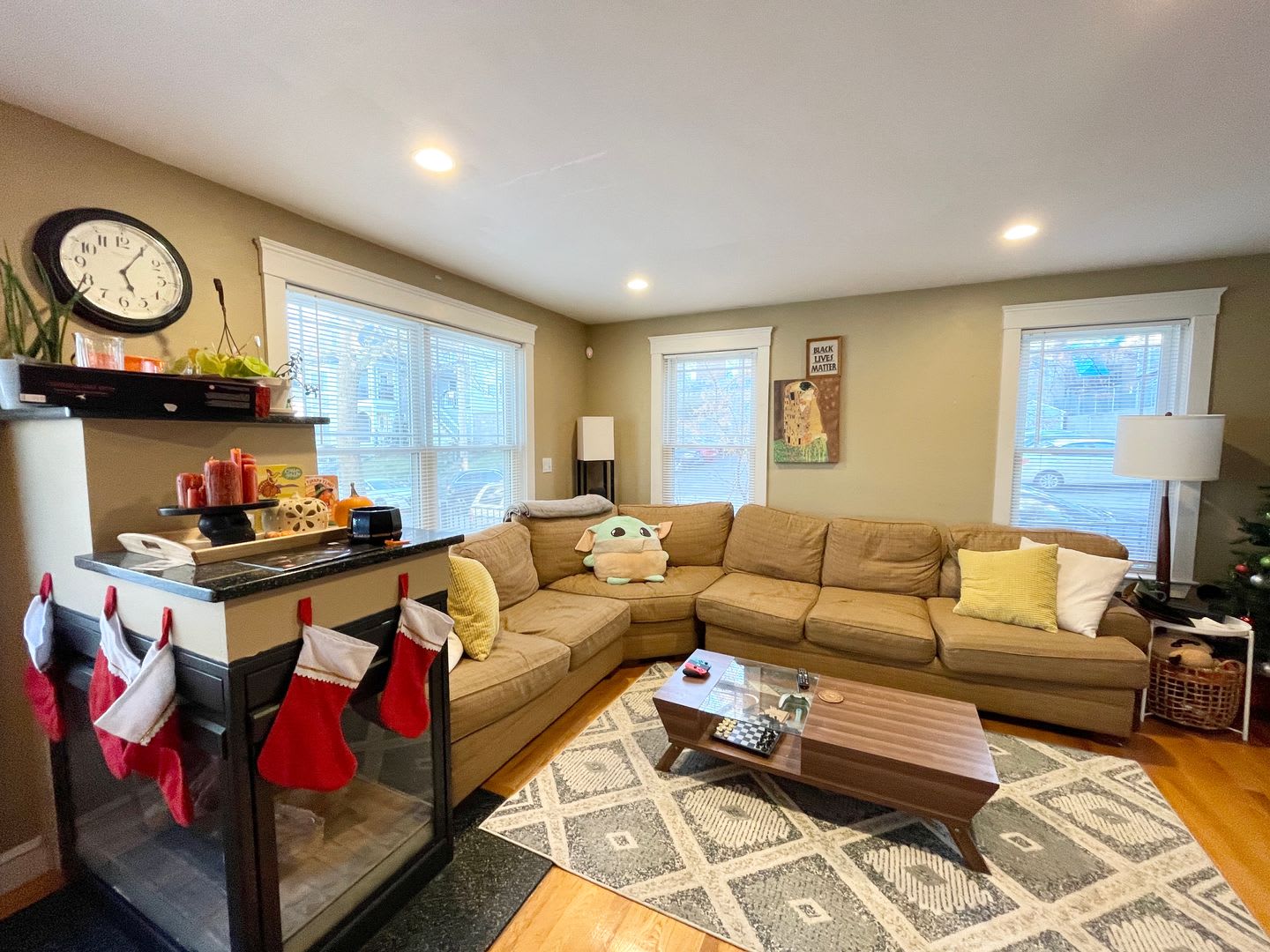 Mission Hill 4 Bed – 3.5 Bath – Central Air – Garage Parking – No Fee – 9/1 – photo 3