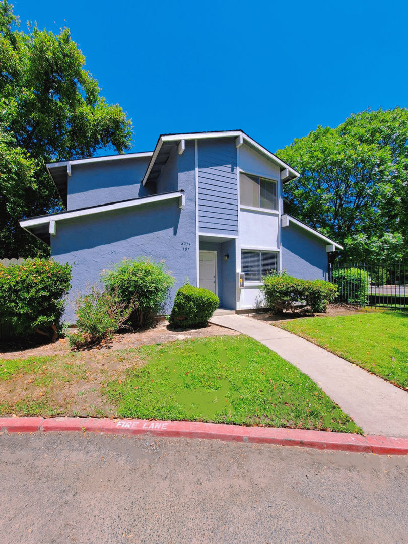 Move In Special Half Off The 1St Month S Rent Comfortable 2 Story Condo By Fresno State – photo 3