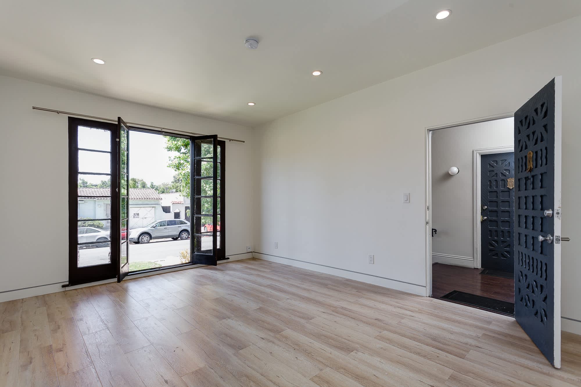 7223 Willoughby Ave – photo 2