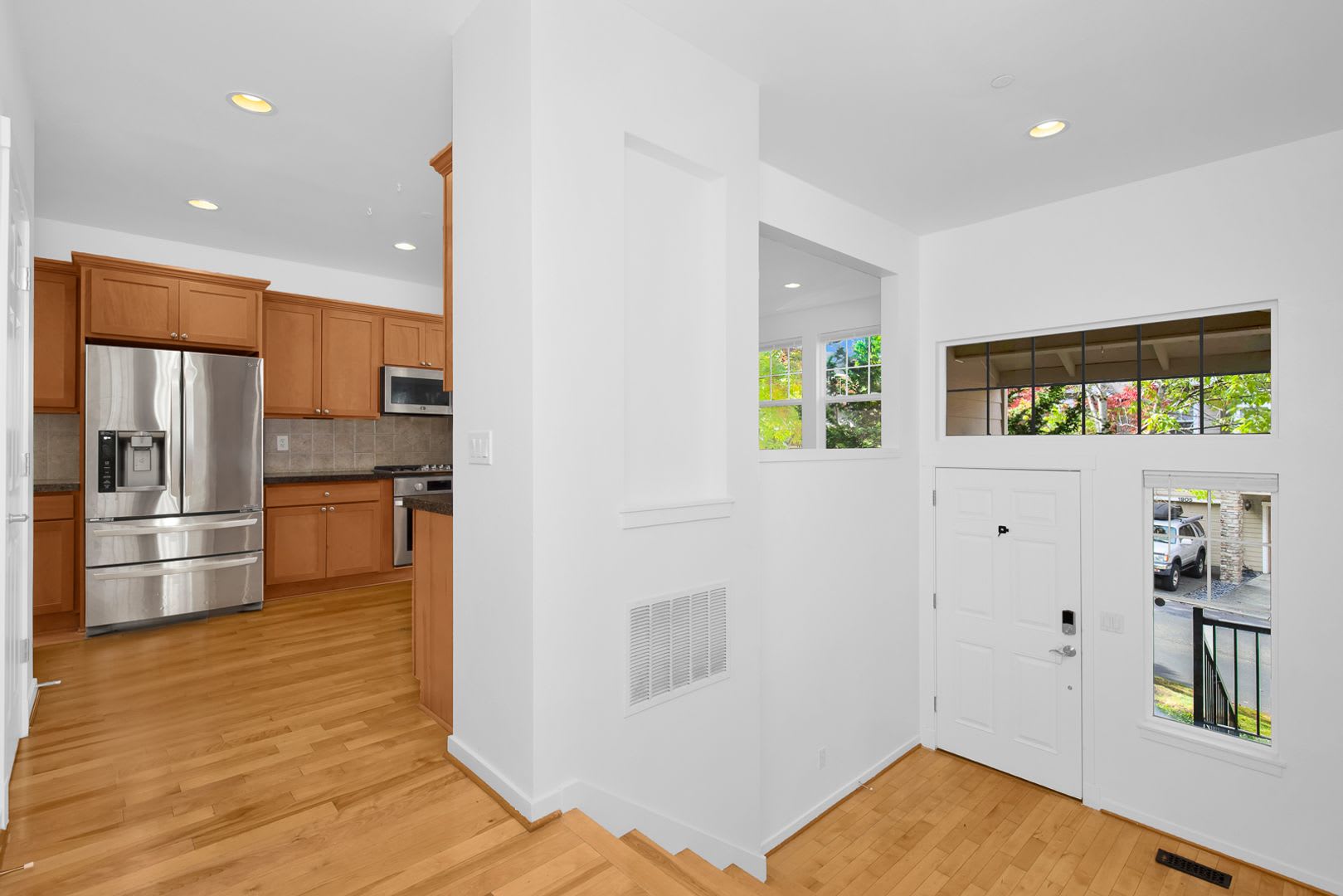 Corner Unit Issaquah Highlands 3 Bedroom Townhouse 2 car Garage – photo 2