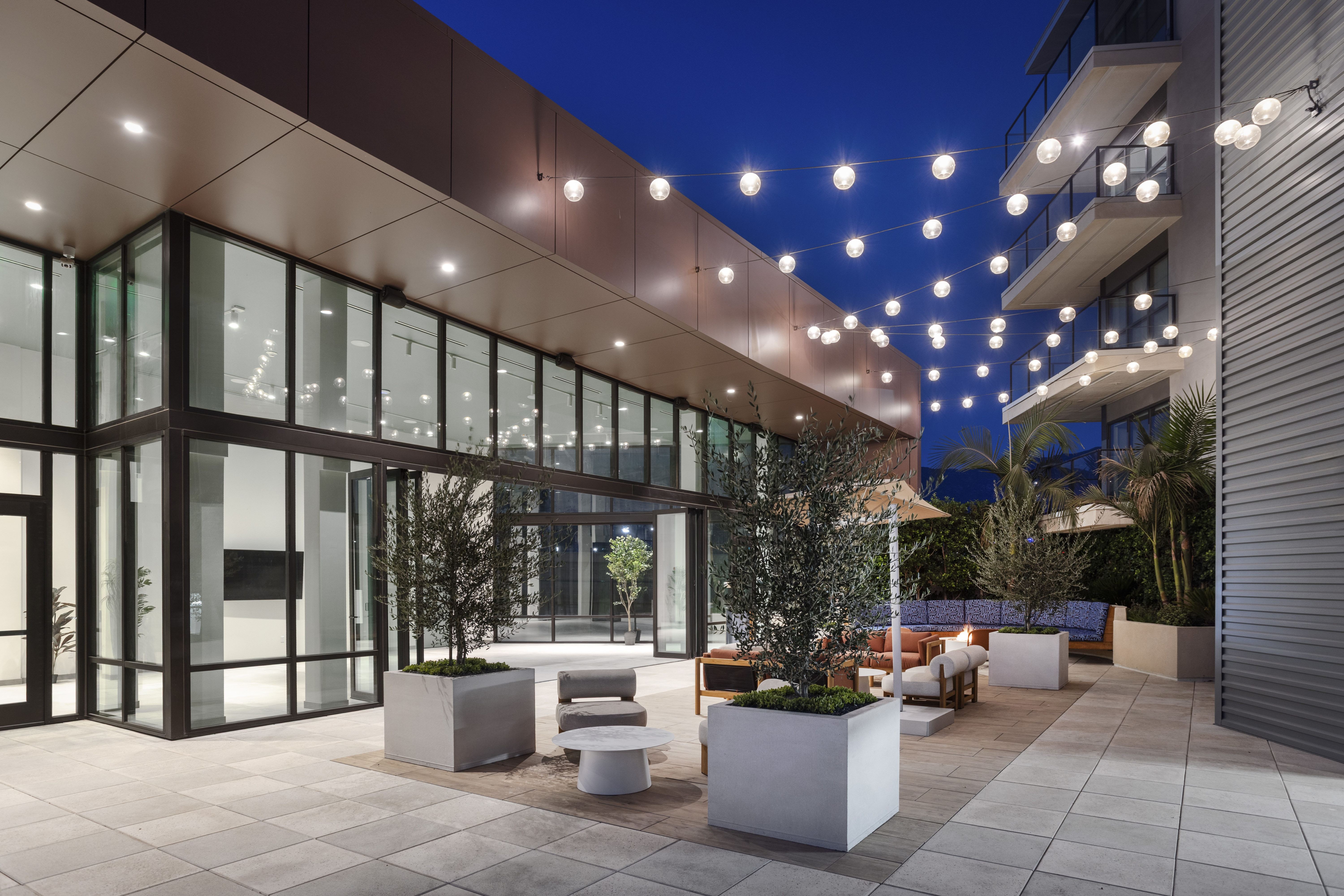Intro Burbank – photo 2
