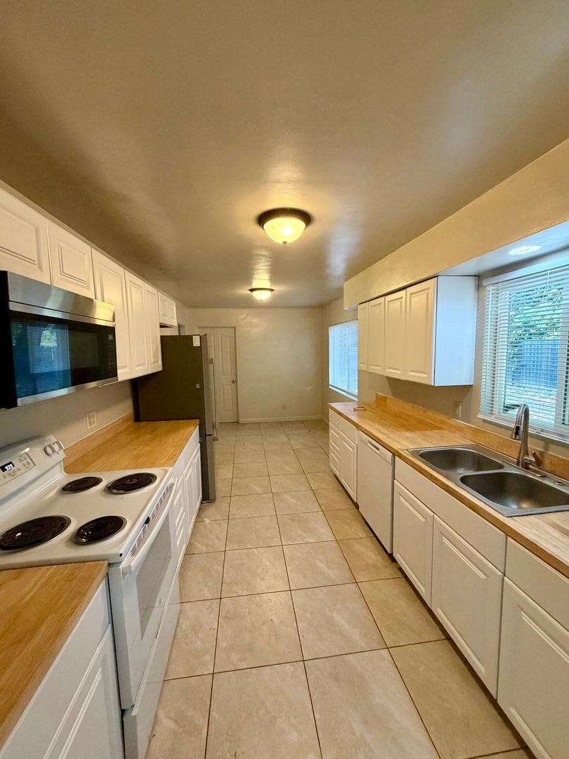3 Bed 2 Bath House With New Luxury Vinyl Plank Flooring – photo 1