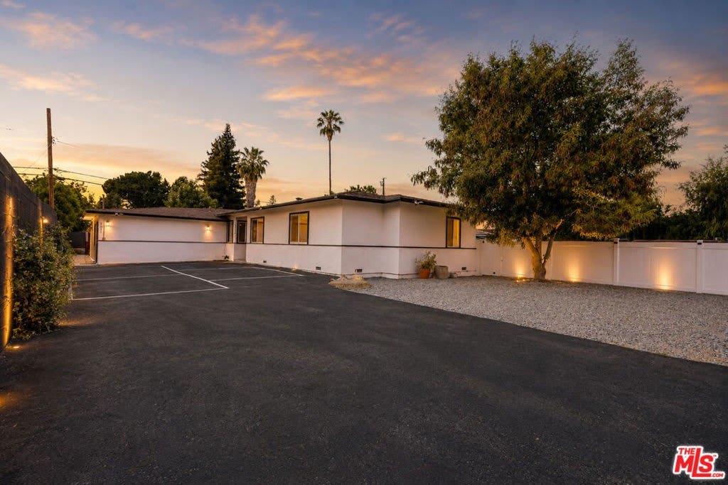 6033 Fallbrook Avenue – photo 4