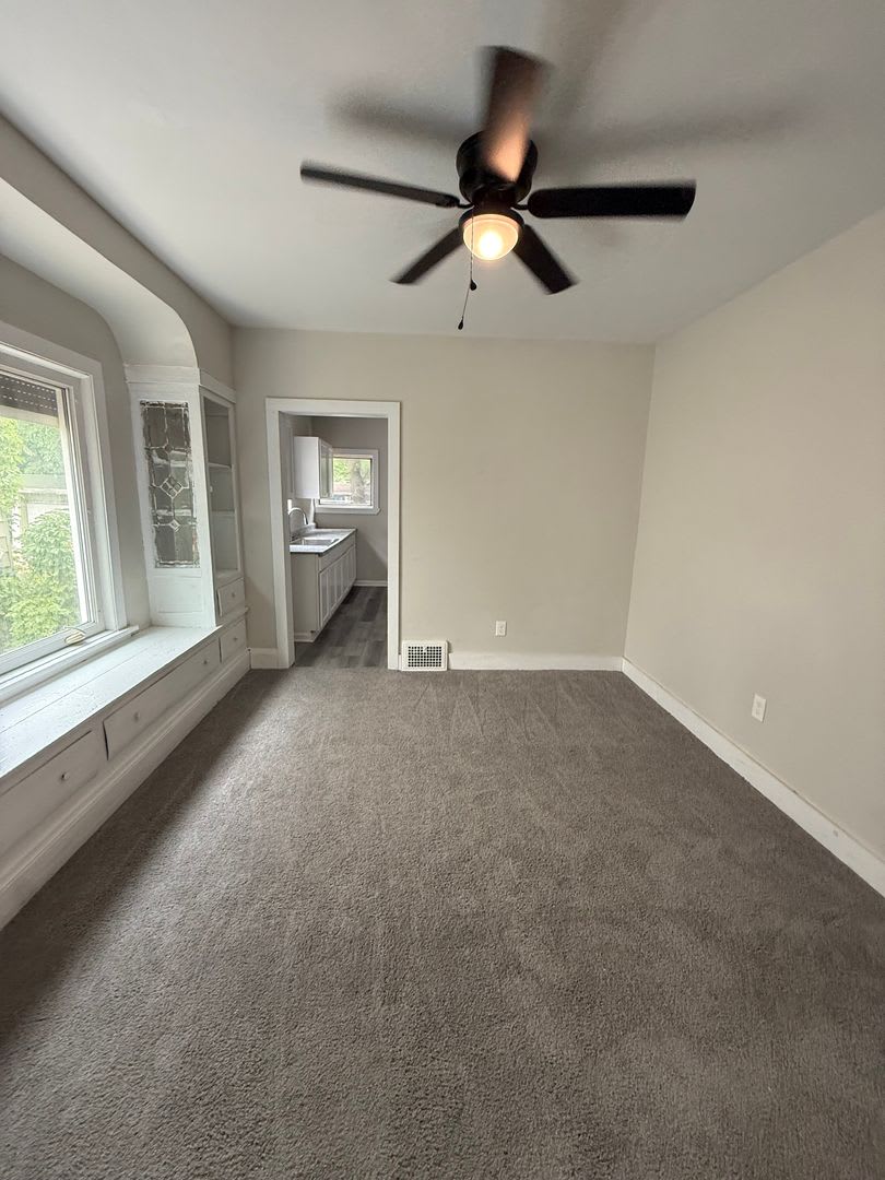 4bd Single Section 8 *1/2 OFF SECURITY DEPOSIT SPECIAL* – photo 3