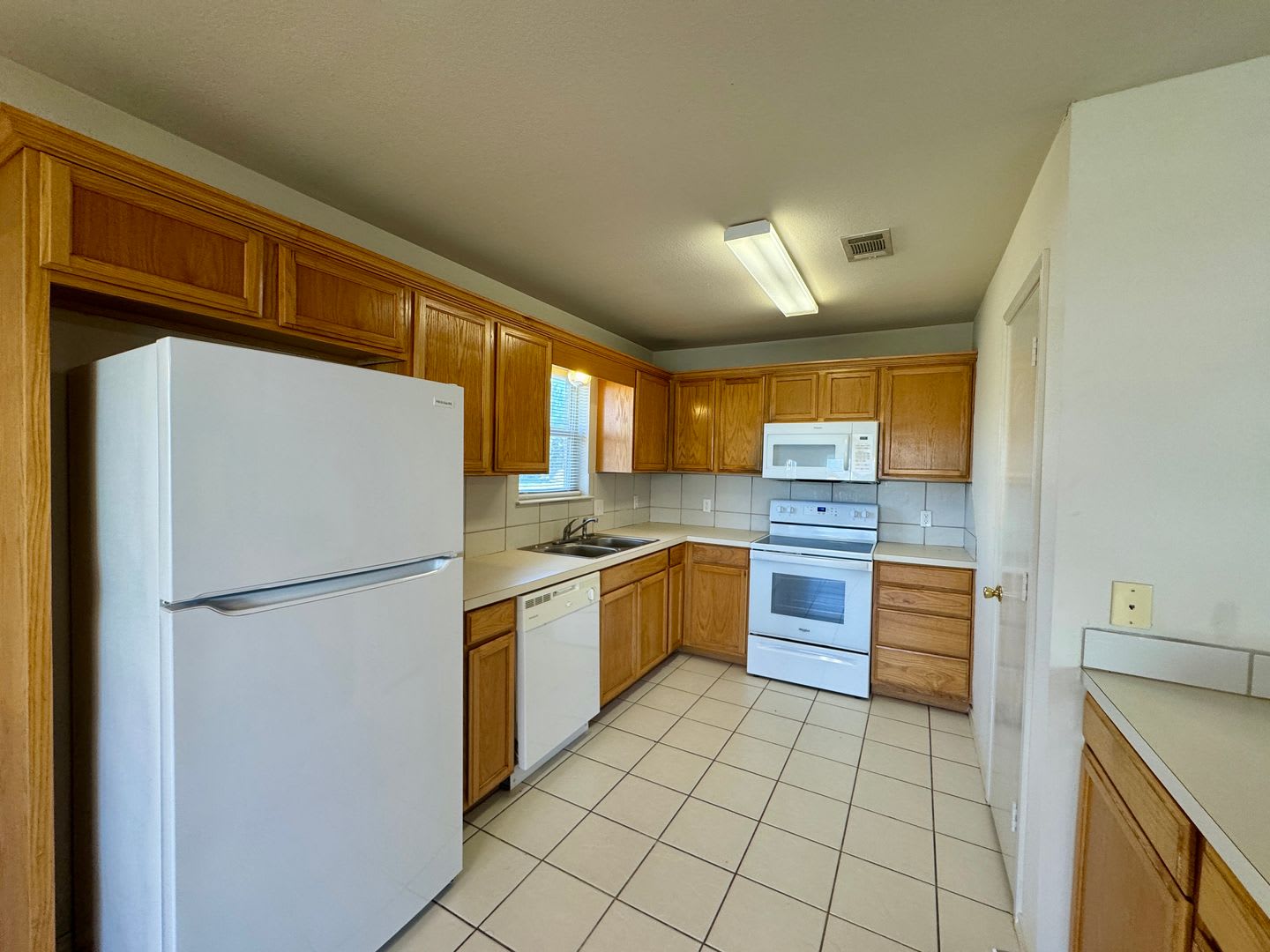 Duplex *LEASING SPECIAL AVAILABLE* – photo 5