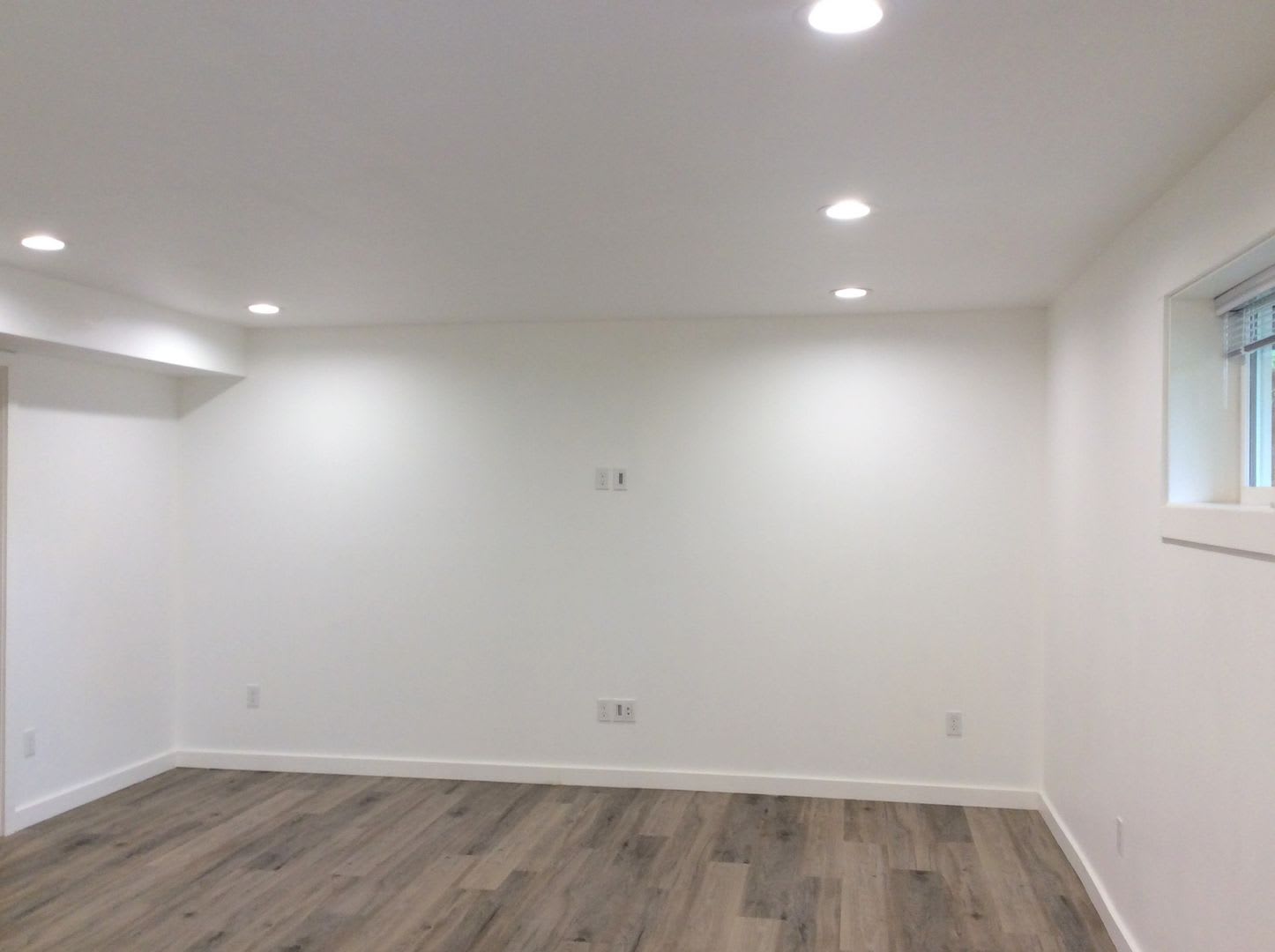 Beautiful Remodeled Basement Apartment! Water, Sewer, Electricity and Garbage Paid by Owners! – photo 4