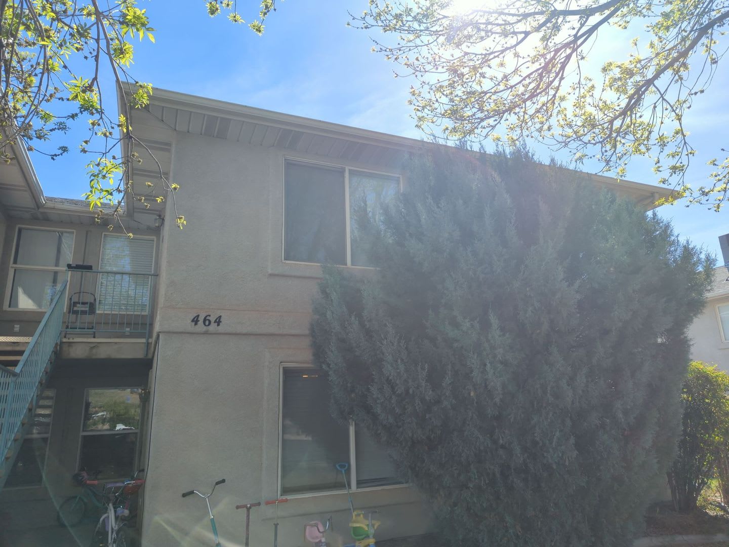 Conveniently Located 3 Bedroom 2 Bathroom Unit! – photo 2