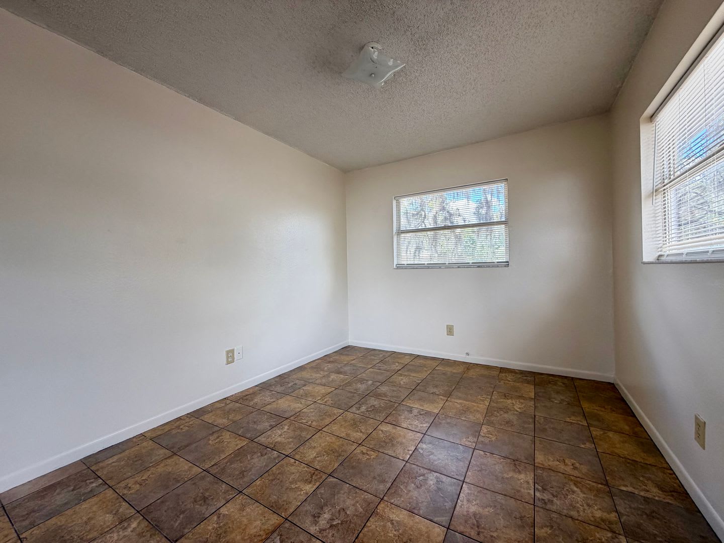 Adorable 2 bed/1 bath second floor apartment! – photo 4