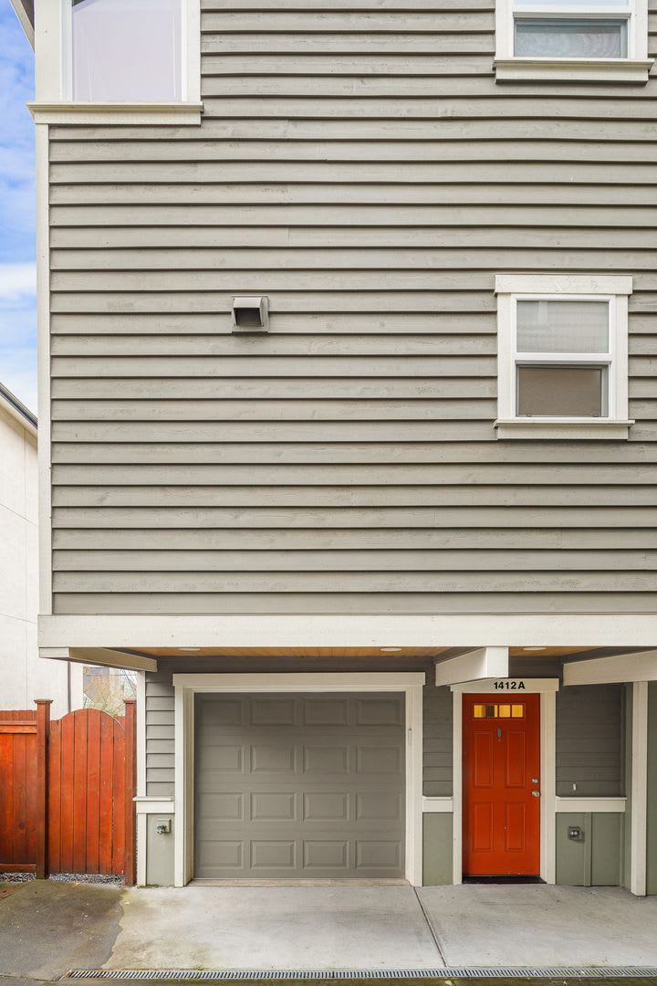 Fantastic Ballard 3 Bedroom 3 Bath Townhouse w/ Garage – photo 4