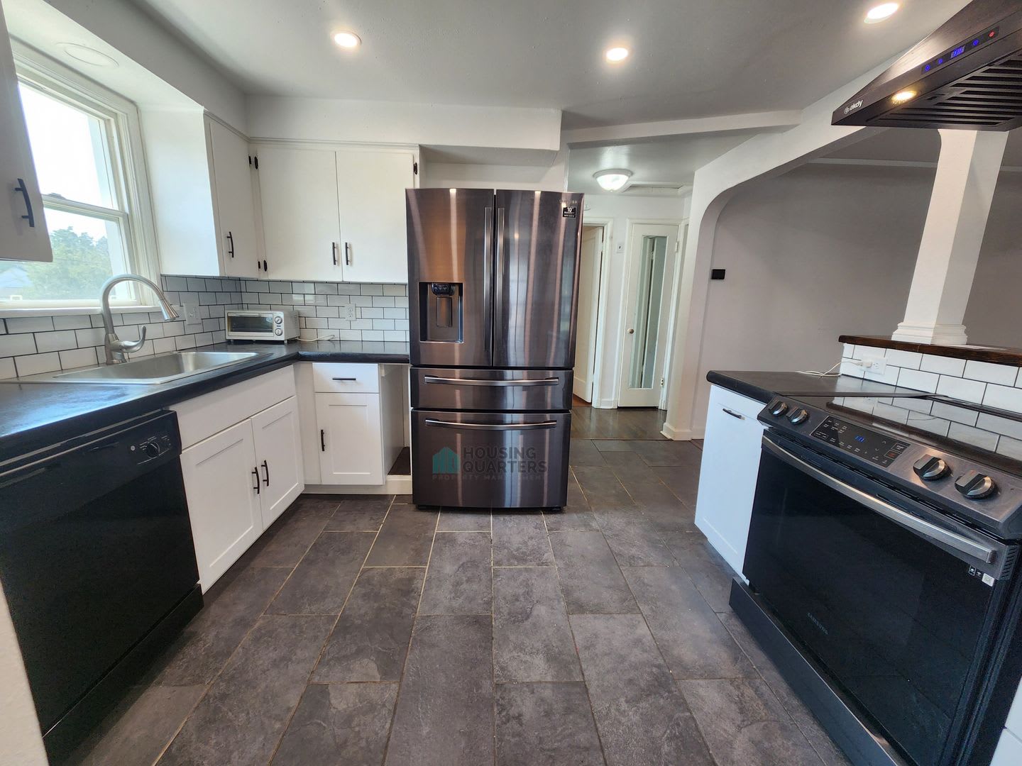 3 bed, 2 bath Single Family! Charming single-family home on a corner lot! – photo 4