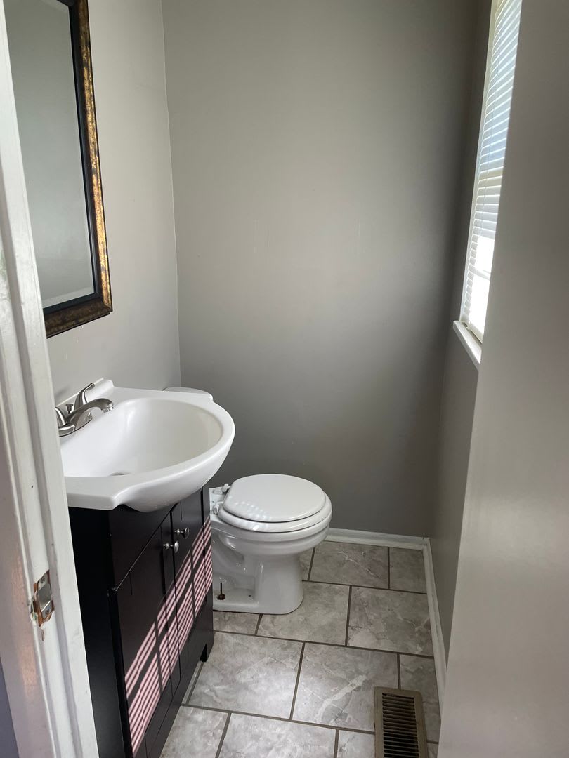 4 bed 2.5 bath – photo 2
