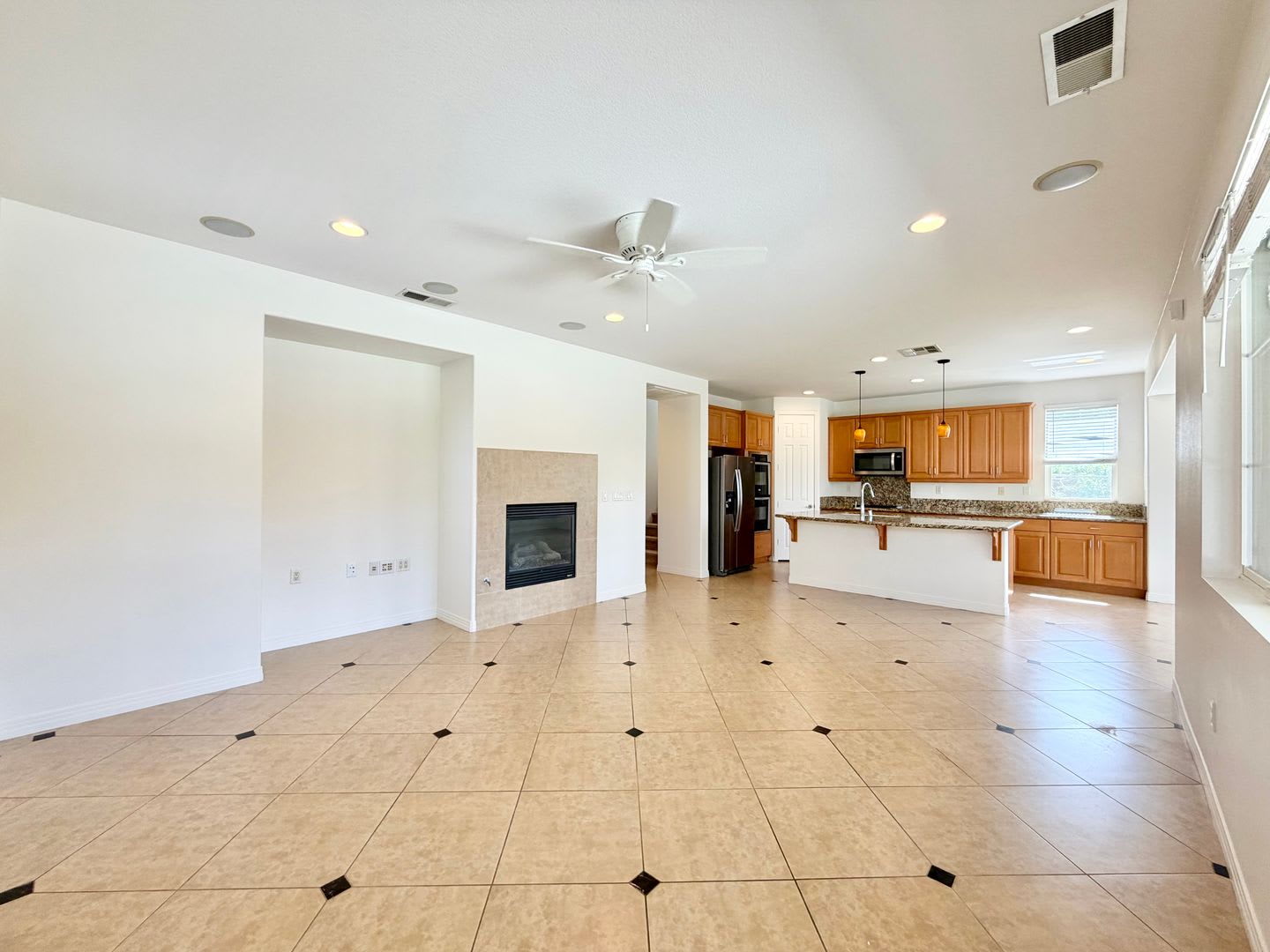 AVAILABLE NOW! GORGEOUS 4 Bedroom 3 Bathroom POOL HOME in Palm Desert! – photo 3