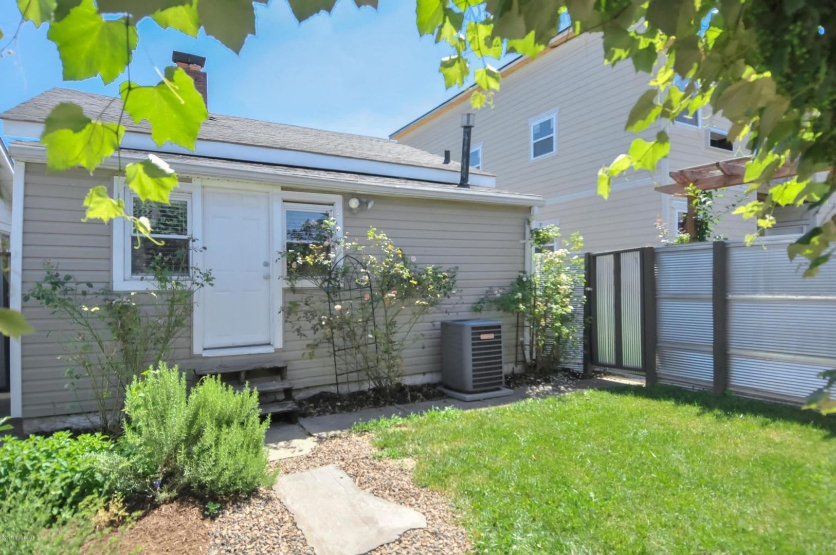 Quaint One Bedroom House close to U of L, Germantown & Downtown – photo 2