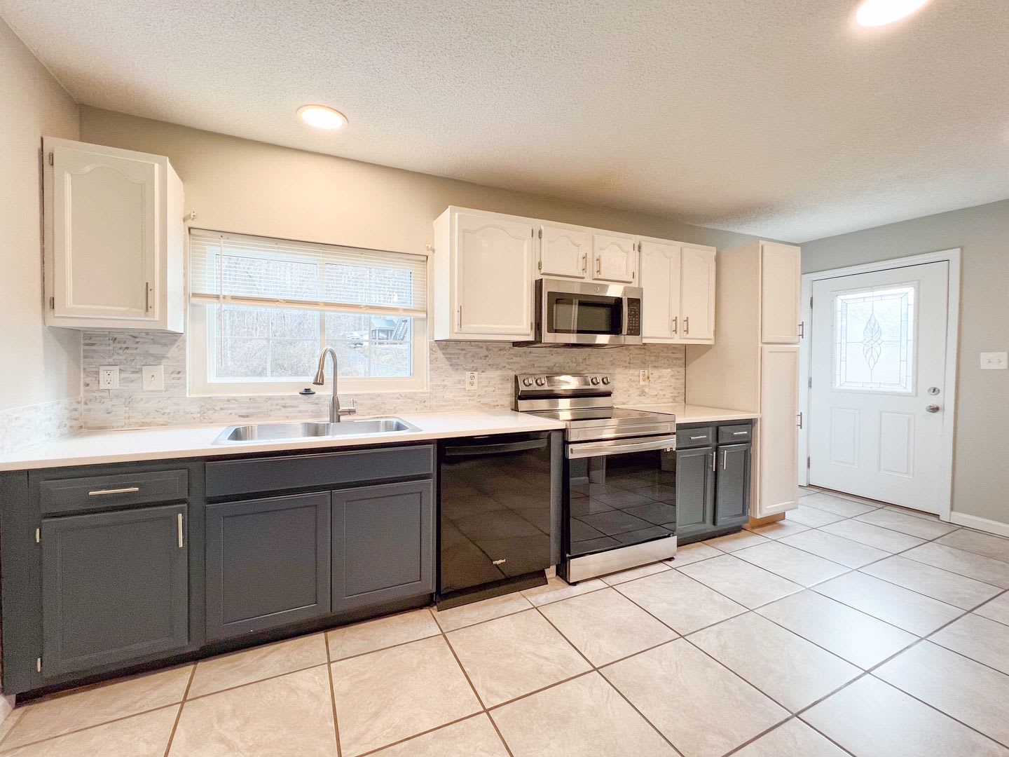 Charming Farragut Home With Large Fenced Yard And Wooded Access – photo 2