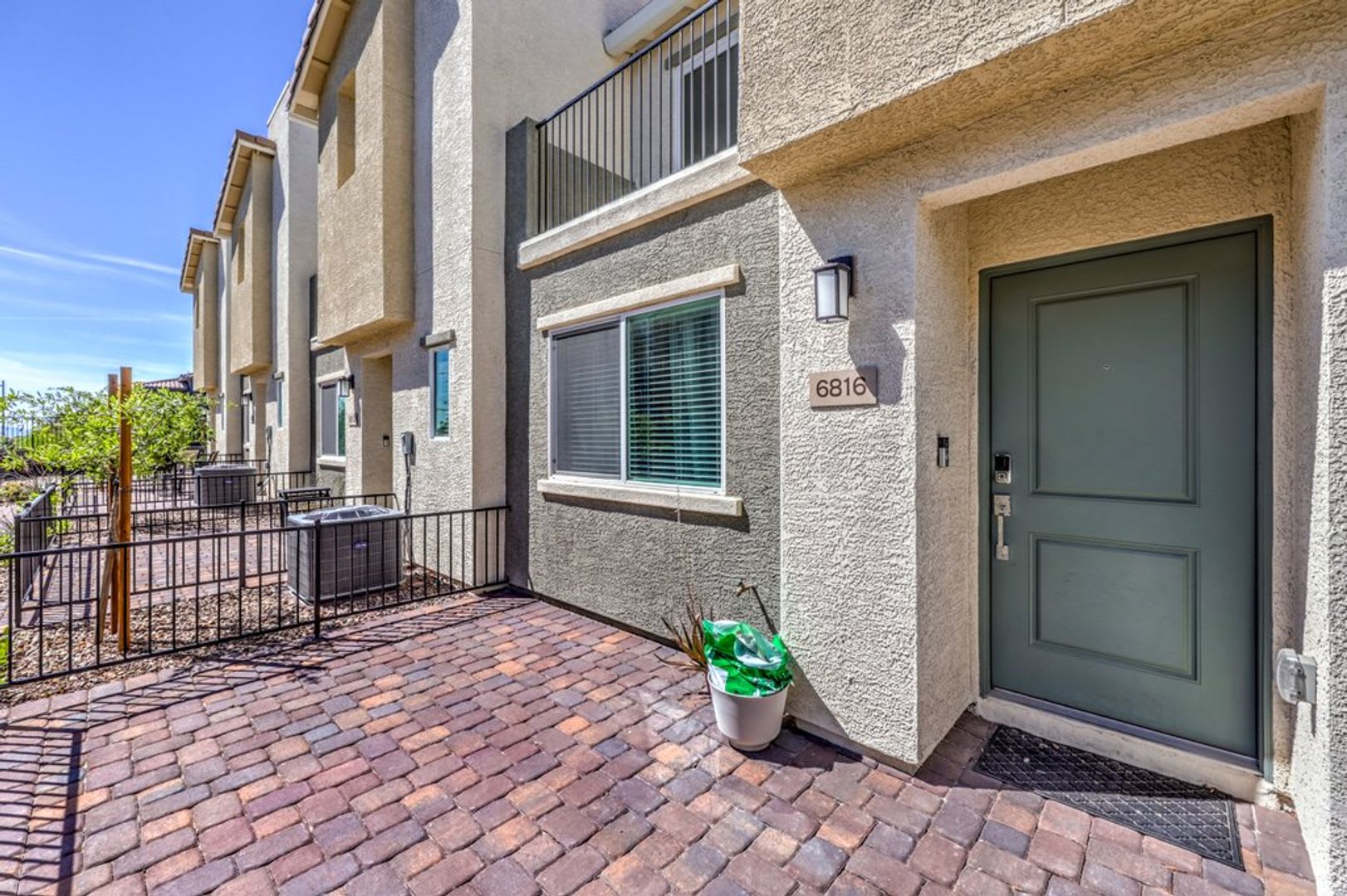 Like New Townhome With Resort Amenities Private Balcony – photo 4