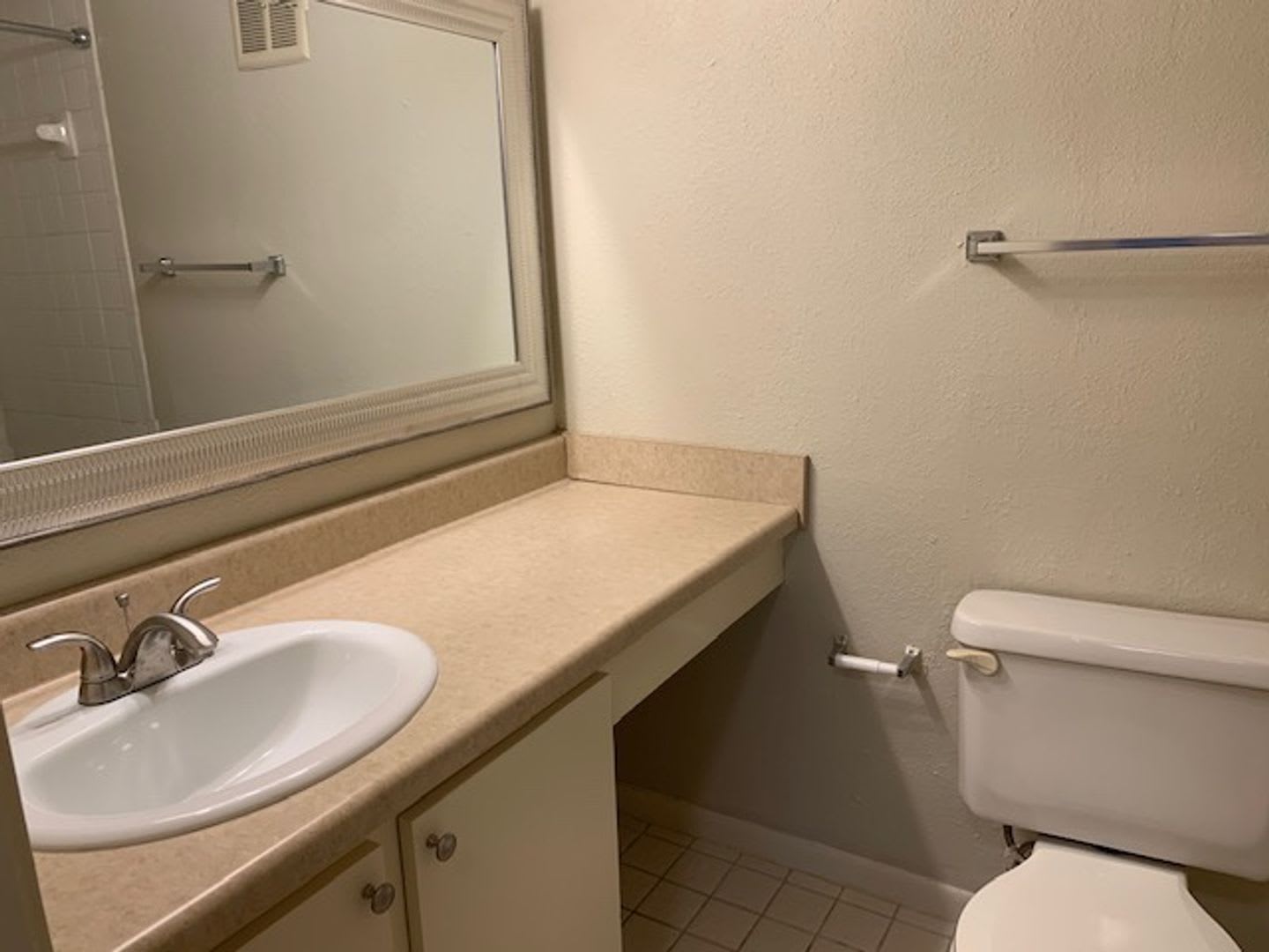 Second Floor 2BD/2BA Condo in Whispering Oaks! – photo 4