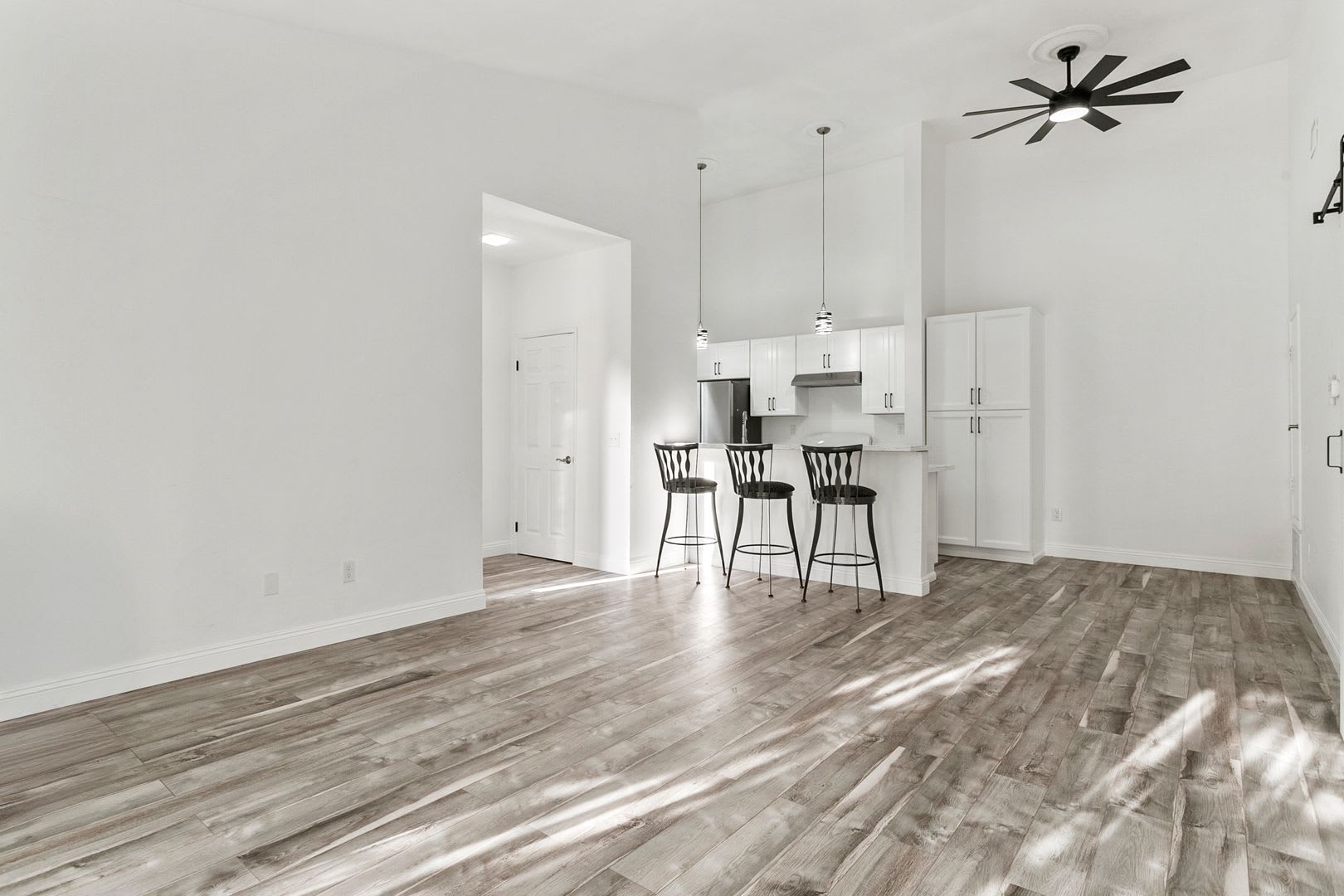 UPGRADED ONE BEDROOM OASIS IN GATED COMMUNITY – photo 4