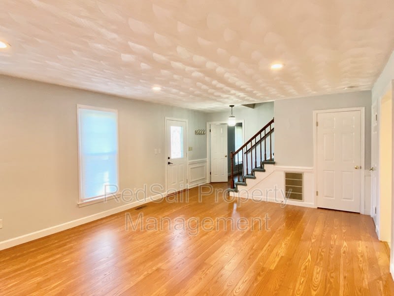 565 Sterling Rd – photo 3