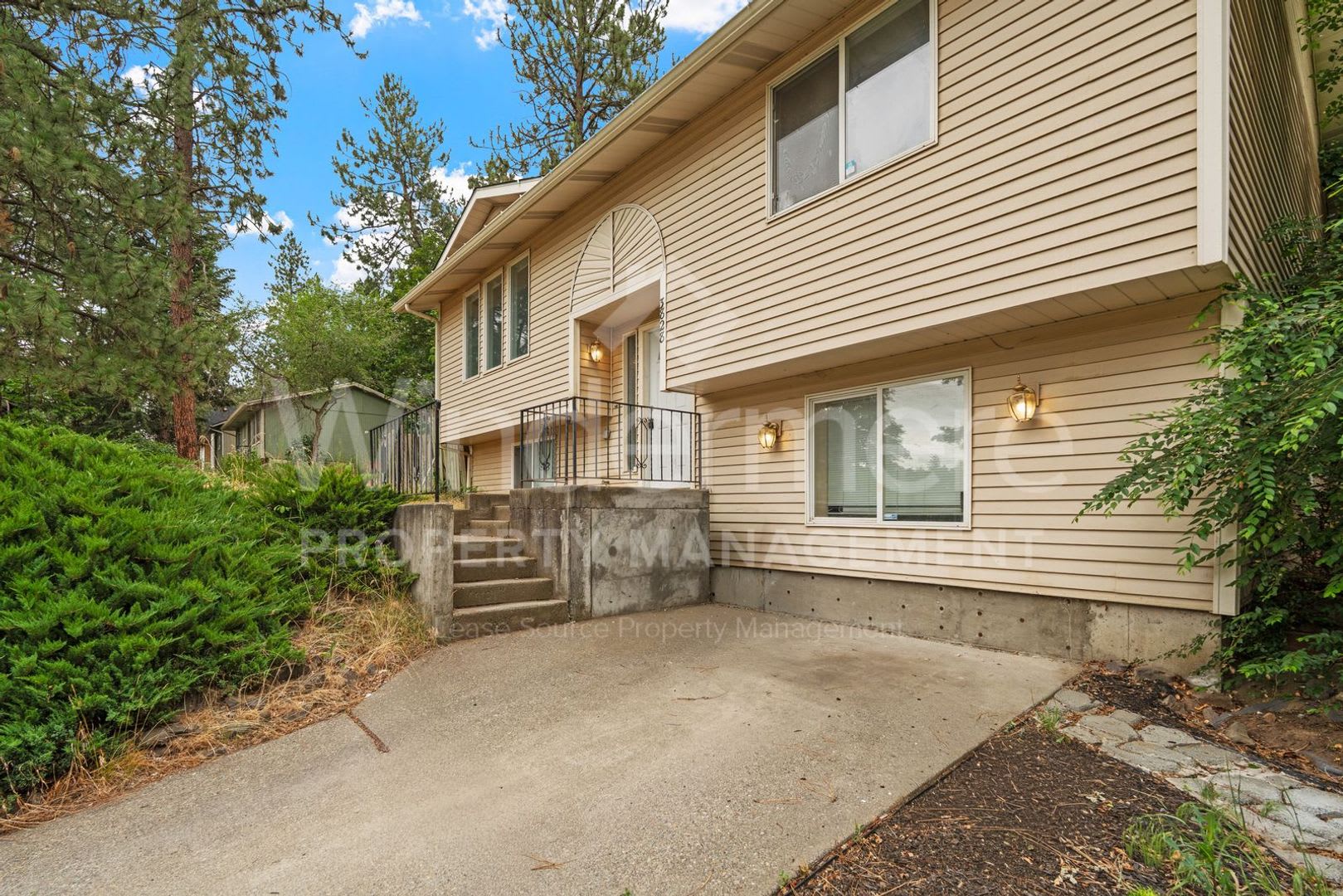 Charming 4-Bedroom Home with Garage & Spacious Yard! – photo 3