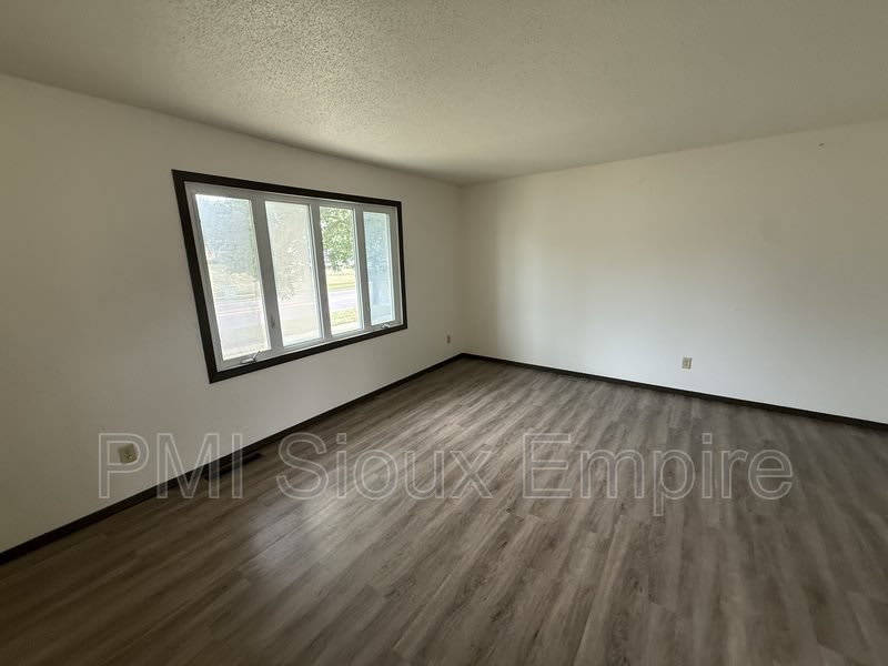 612 E 6th st – photo 2