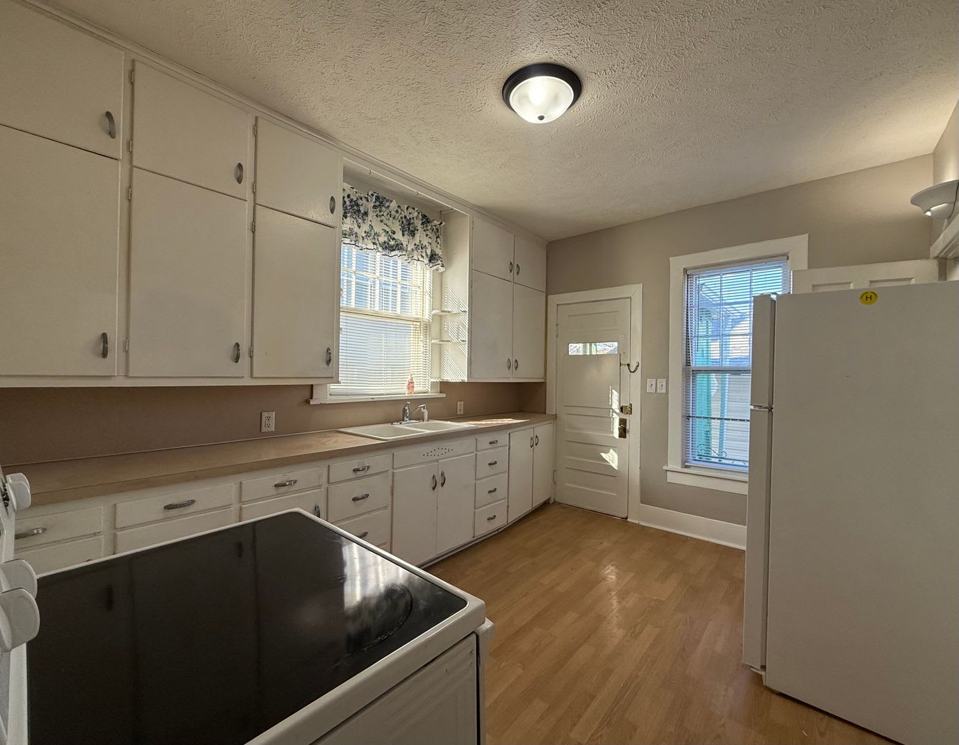 Charming 2 Bedroom Home with Garage on Corner Lot – photo 5