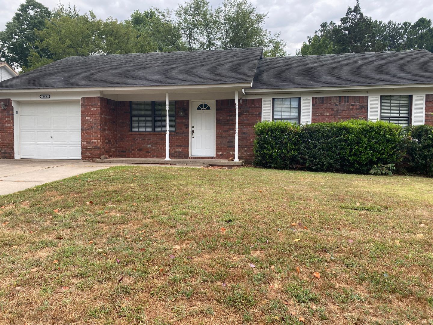 Come take a look at this nice 3 bedroom 1 1/2-bathroom home – photo 1