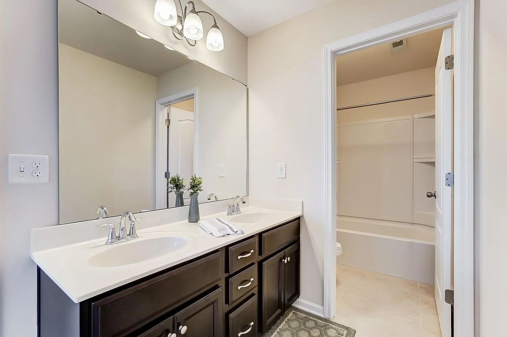 Room in 5 Bedroom Home at Green Birch Dr – photo 2