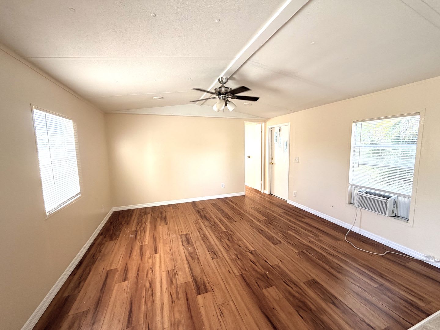 FIRST MONTH'S RENT FREE! 2/1.5 IN SPRINGWOOD PARK – photo 4