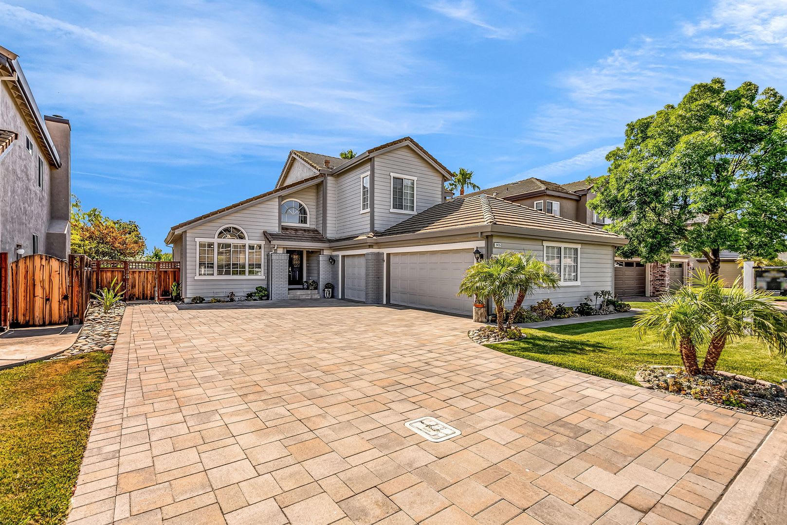 FANTASTIC UPDATED BEAUTY IN THE GATED GOLF COURSE COMMUNITY!!! – photo 2