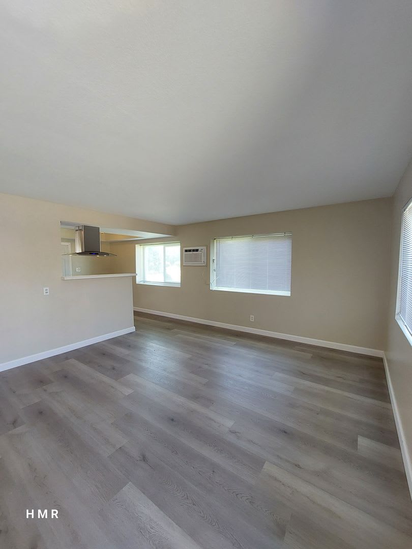 Stylish 2-Bedroom Duplex: Modern Upgrades &amp; Prime Location – photo 3