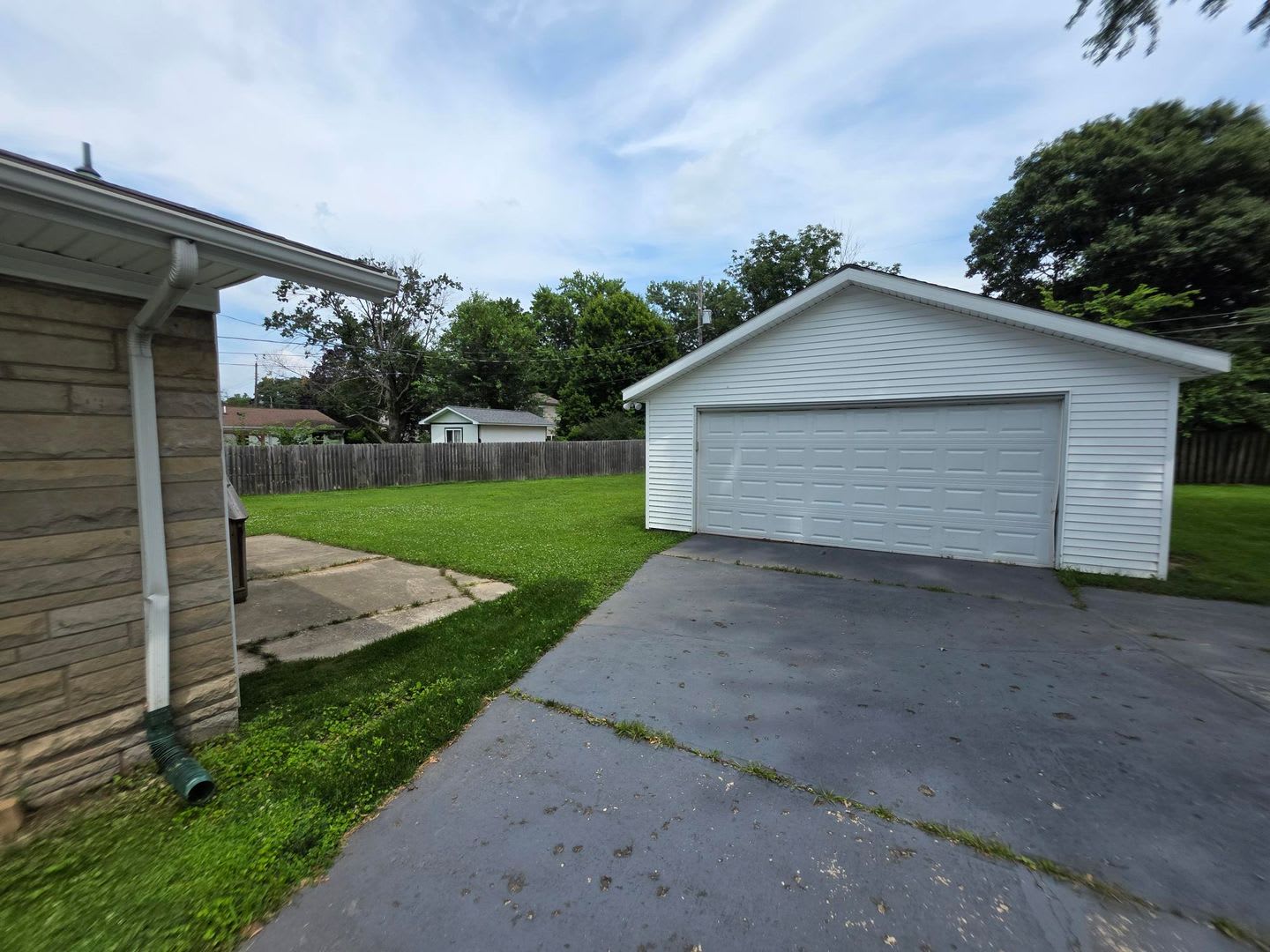 3BR/2BA/2CarGarage Only A Few Minutes From Everything! Ask About Our Move-In Special! – photo 3