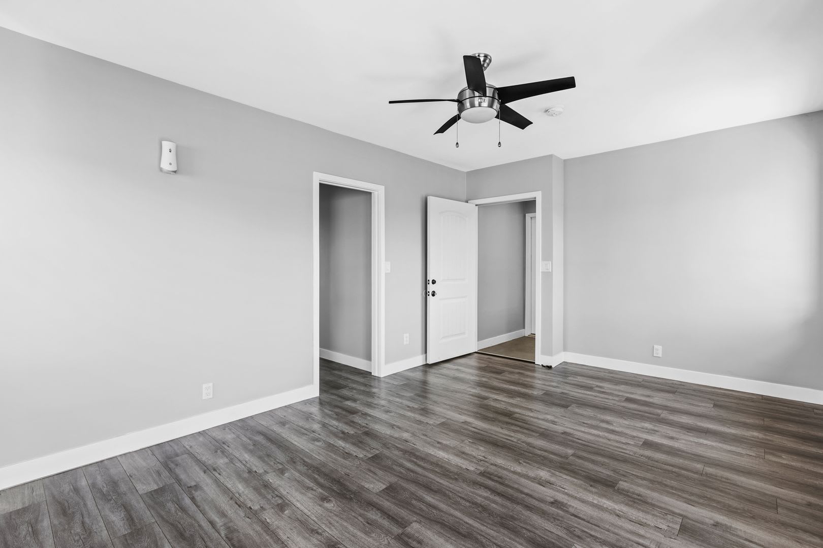 Beautiful 1BR 1BA Unit with Attached 1-Car Garage Located Near USC – photo 4